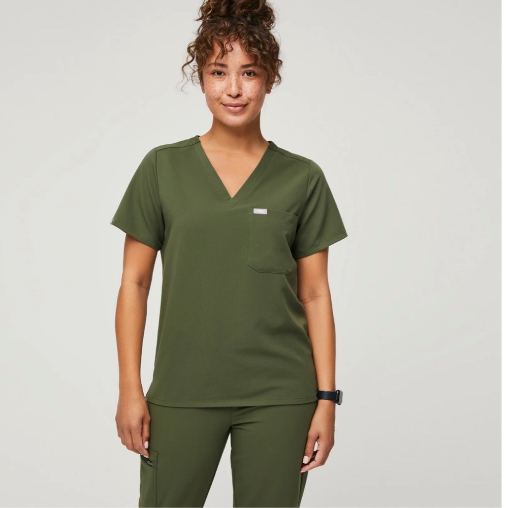 Figs scrub set, dark olive. Top size M, bottoms size S